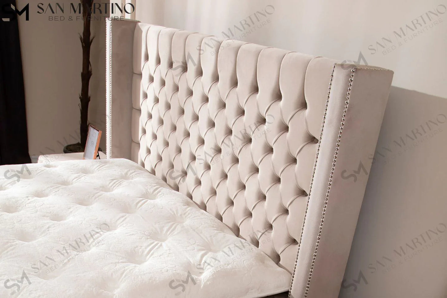 Lit double coffre en Velours – CLOUTÉ BEIGE